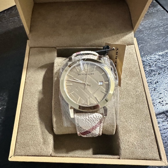 Brand New Ladies Burberry Watch - Picture 1 of 10